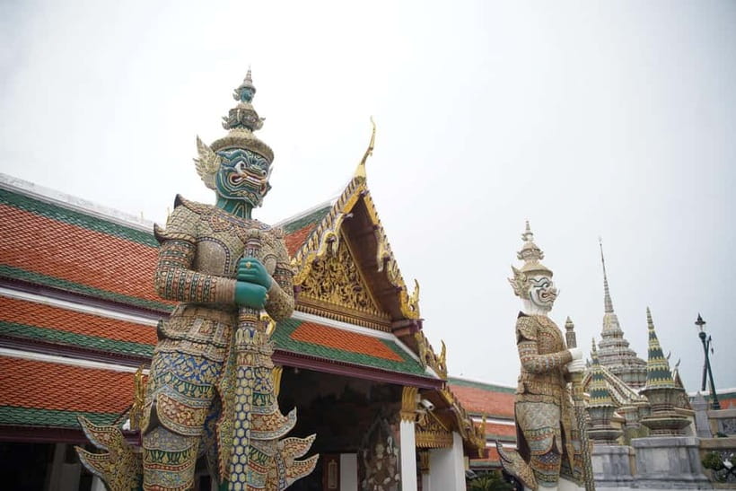 Bangkok: Grand Palace, Wat Pho, Wat Arun Sacred & Local Tour - Crossing to Wat Arun by ferry
