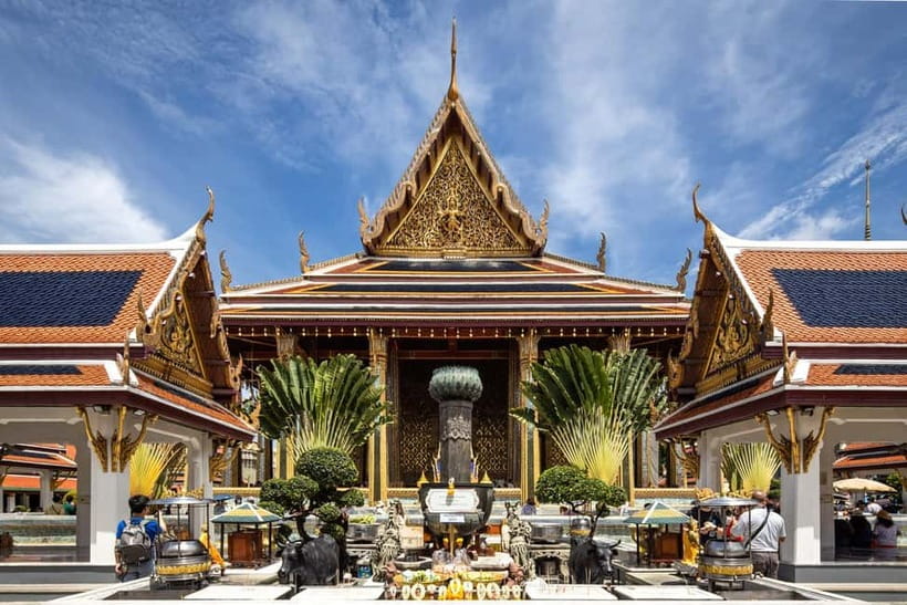 Bangkok: Grand Palace, Wat Pho, Wat Arun Sacred & Local Tour - What the guide adds to the experience