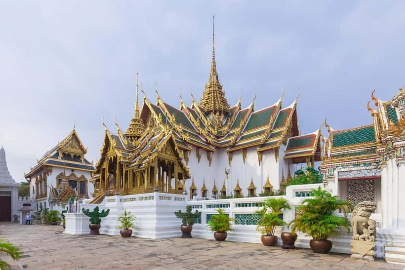 Bangkok: Grand Palace, Wat Pho, Wat Arun Sacred & Local Tour - Clothing, heat, and walking advice
