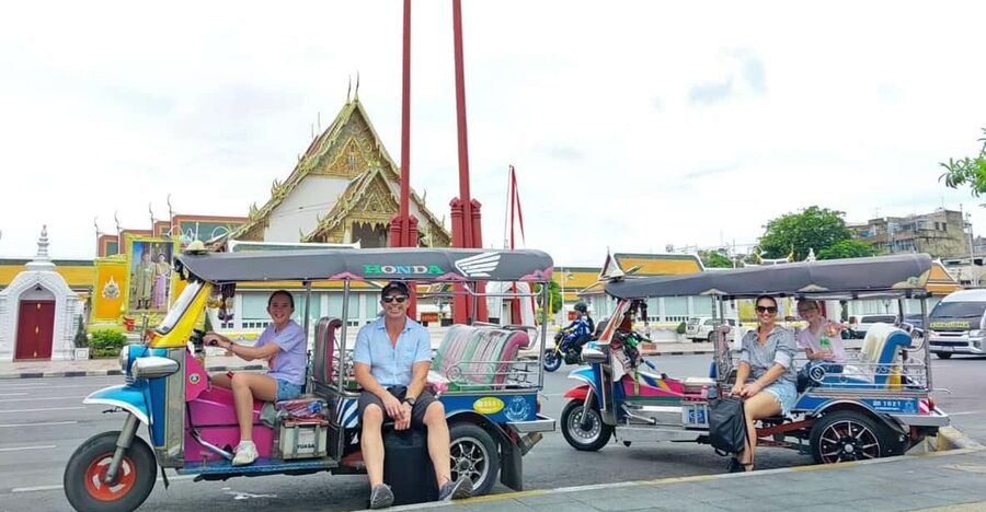 Bangkok: Guided Tour in a Typical Thai Tuk-Tuk - Pak Khlong Talat and the lotus flower activity