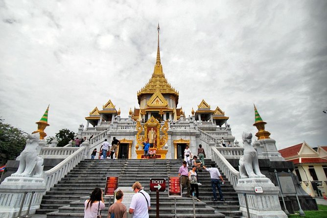 Bangkok Heritage Highlights: Grand Palace & Three Temples Tour - Crossing to Wat Arun by the Chao Phraya