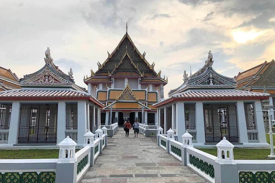 Bangkok: Historical Temples Tour & Hidden Bar at Sunset - Crossing the river when the ferry is not running
