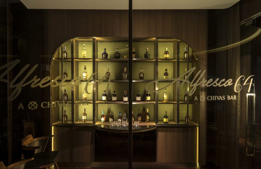 Bangkok: Lebua Rooftop Bar Reservation & Round-Trip Transfer - Views, photographs, and the rules at the top