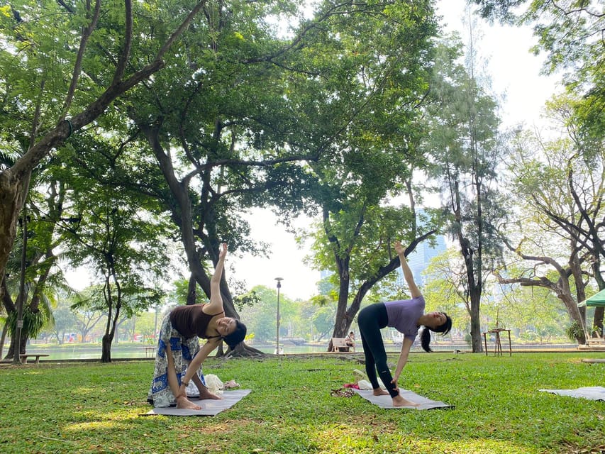 Bangkok: Lumpini Park Yoga Experience - Finding the King statue meeting point