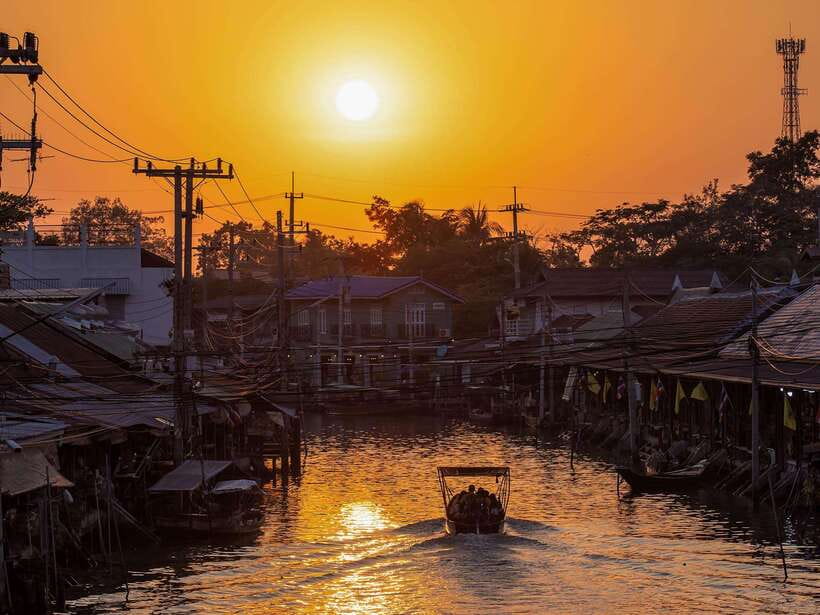 Bangkok: Maeklong Railway & Amphawa Floating Market Day Trip - The Maeklong River firefly cruise