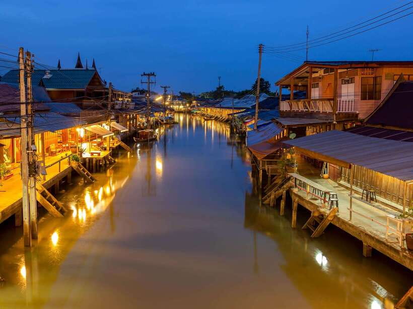 Bangkok: Maeklong Railway & Amphawa Floating Market Day Trip - Who should book this trip