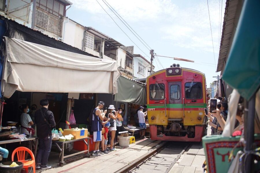 Bangkok: Maeklong Railway Market & Floating Market Tour - Two famous markets, one long but worthwhile morning