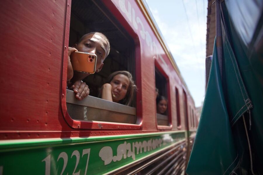 Bangkok: Maeklong Railway Market & Floating Market Tour - Damnoen Saduak by paddle boat