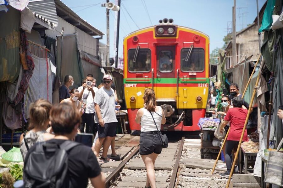 Bangkok: Maeklong Railway Market & Floating Market Tour - The guides can make the difference