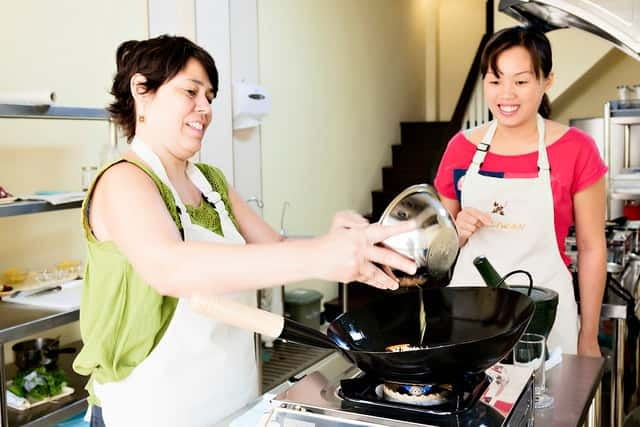 Bangkok: Maliwan Thai Cooking Class with Market Tour - Key points at a glance