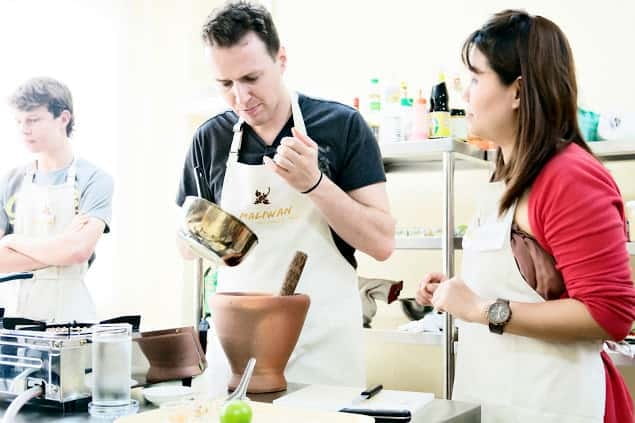 Bangkok: Maliwan Thai Cooking Class with Market Tour - Why the six-person limit matters