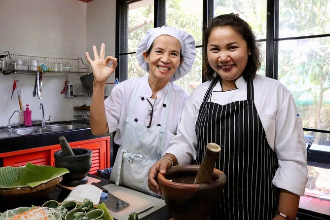 Bangkok Market Tour & Thai Cooking Class with Boat Ride with Aoy - Who should book this experience?