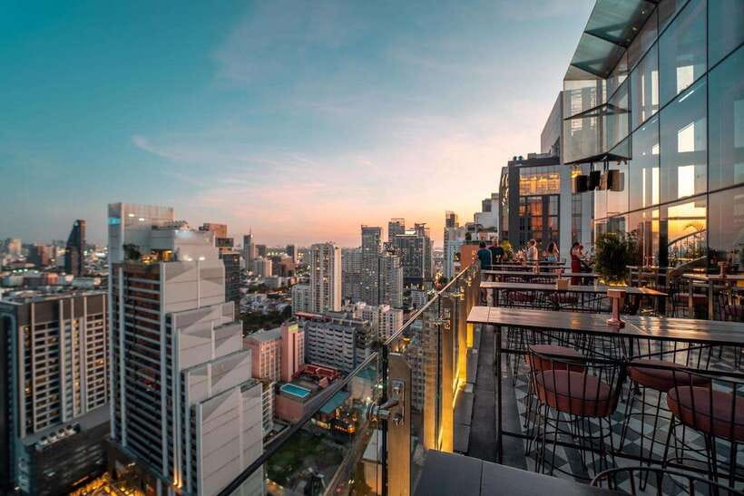 Bangkok: Mojjo Rooftop Lounge & Bar Food & Beverage Package - Handcrafted drinks and live music