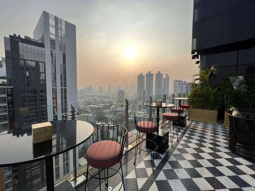 Bangkok: Mojjo Rooftop Lounge & Bar Food & Beverage Package - The 32nd-floor view is the main event