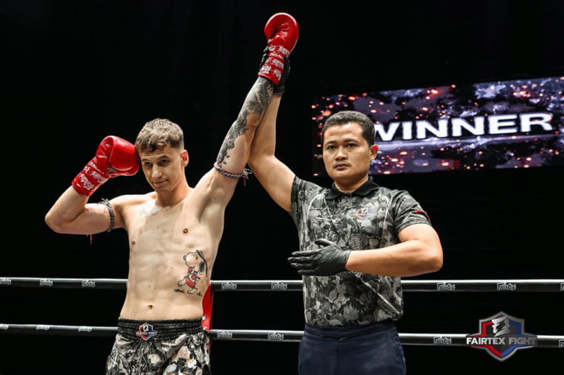 Bangkok: Muay Thai Match at Lumpinee Boxing Stadium - The crowd and stadium size