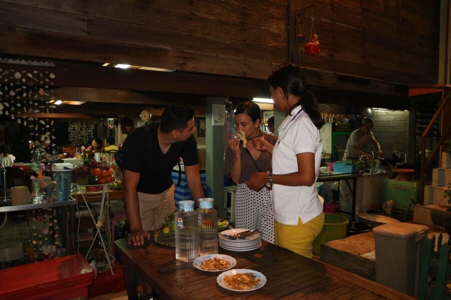 Bangkok: Night Bike Ride and Dinner at a Local Restaurant - Pak Khlong Talat, Bangkok’s flower market