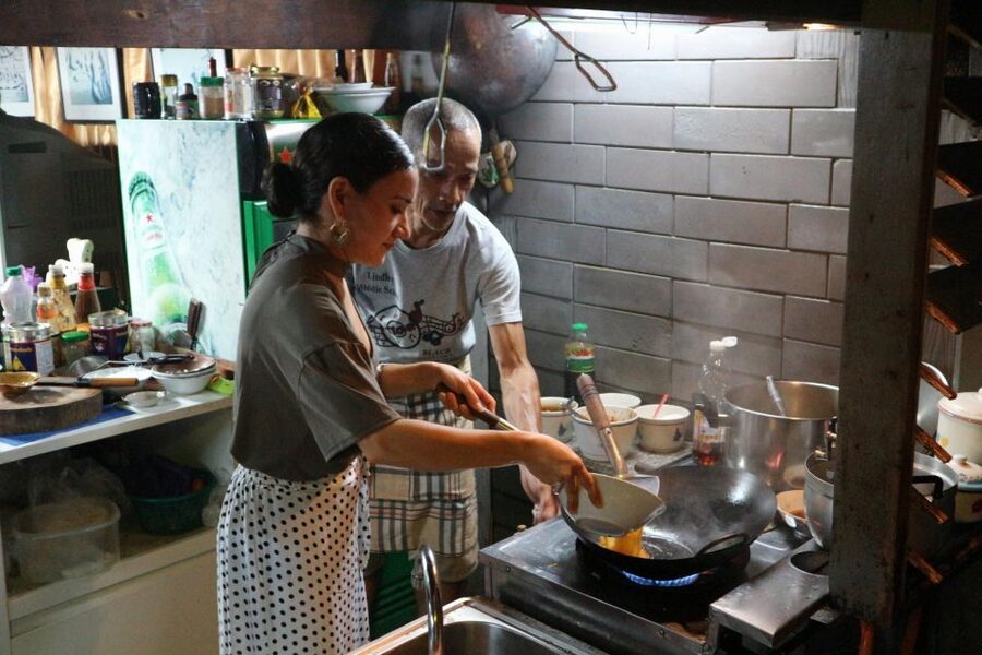 Bangkok: Night Bike Ride and Dinner at a Local Restaurant - Chinatown by bicycle and neon light