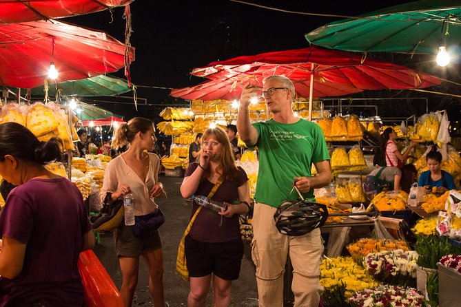 Bangkok: Night Bike Tour with Temples & Flower Market Visit - Phra Sumen Fort and Rama VIII Bridge
