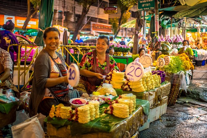 Bangkok: Night Bike Tour with Temples & Flower Market Visit - Crossing the Chao Phraya by ferry