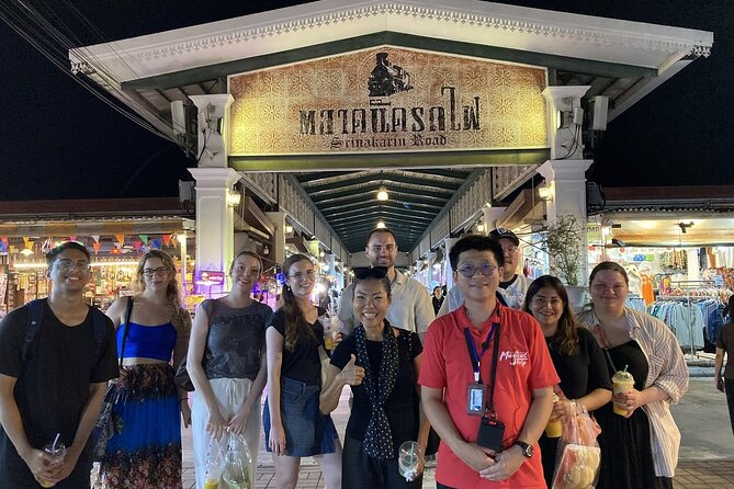 Bangkok Night Market Tour Dinner and Vintage Find - Dinner at Som Tum Khun Kan