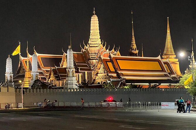 Bangkok Night Tour: Food, Temple & Tuk Tuk - Wat Prayurawongsawat after dark