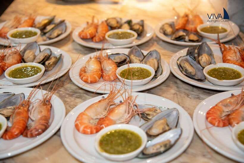 Bangkok: Noah 6 Stars Luxury Chaophraya River Dinner Cruise - The buffet: broad choice, busy first service
