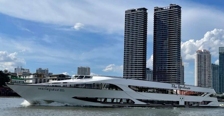 Bangkok: Opulence Luxury Chao Phraya Dinner Cruise - First views from the Chao Phraya River