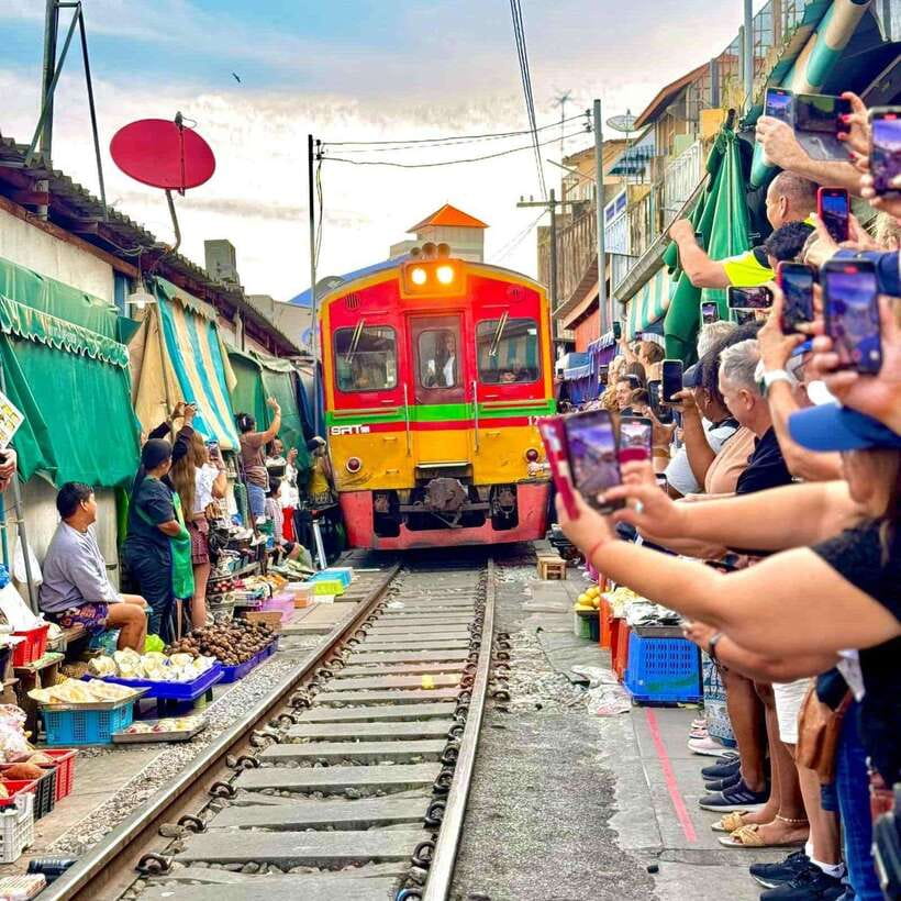 Bangkok: Railway and Floating Market Tour with Dragon Temple - Should you book this Bangkok market and temple tour?