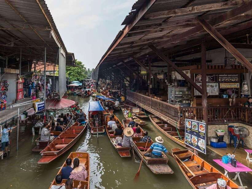 Bangkok: Railway and Floating Market Tour with Dragon Temple - Cruising through Damnoen Saduak Floating Market