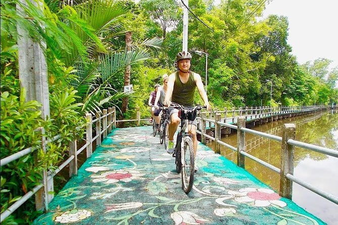 Bangkok: Railway & Damnoen Saduak Floating Market with Transfer - A short stop at the sugar palm farm