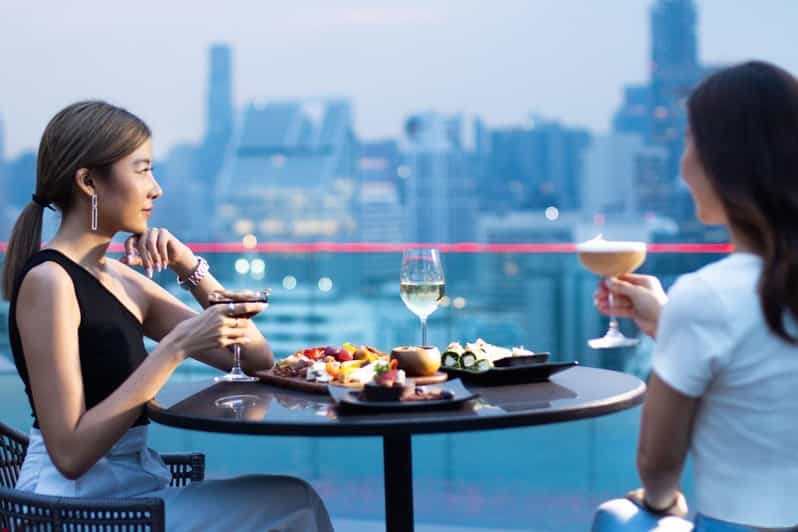 Bangkok: RedSquare Rooftop Bar at Novotel Sukhumvit 4 - The setting above Sukhumvit 4