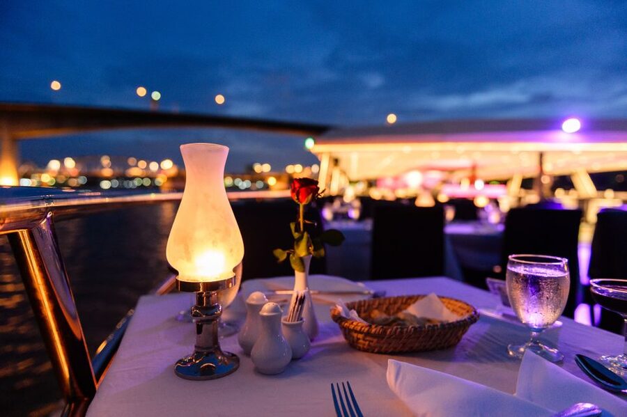 Bangkok: River Dinner Cruise on the Chao Phraya Princess - Seeing Bangkok’s monuments from the river