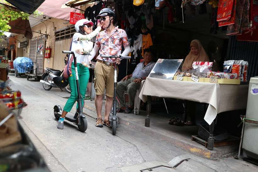 Bangkok: Riverside E-Scooter Adventure with StreetFood Snack - Wat Kalayanamitr and the old Thonburi lanes