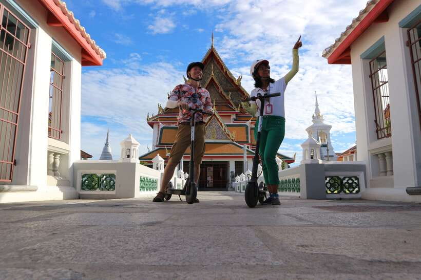 Bangkok: Riverside E-Scooter Adventure with StreetFood Snack - Wat Prayoon and the turtle stop