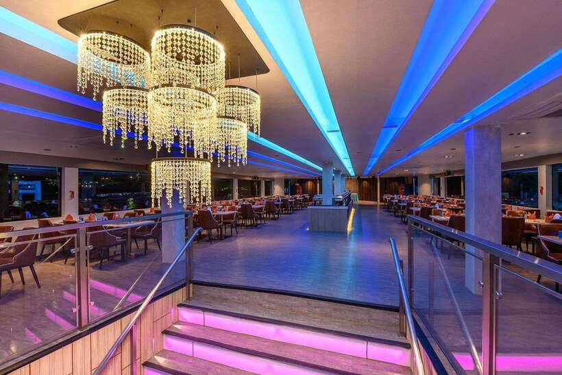 Bangkok: Royal Princess River Dinner Cruise with Live Music - The buffet: good value, with a busy first rush