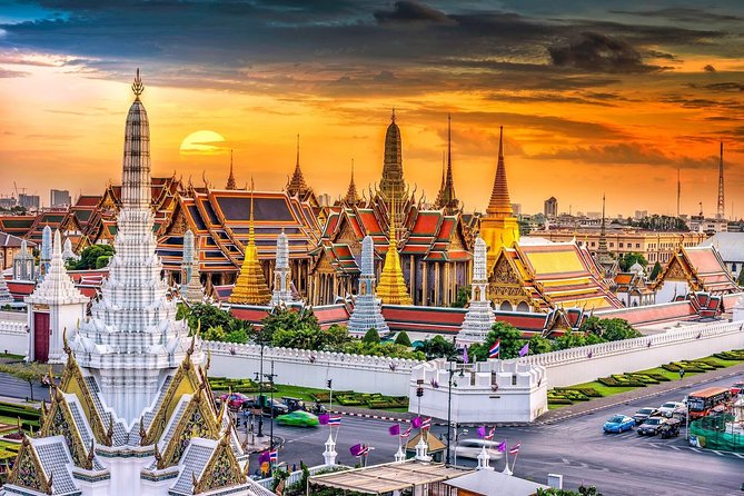 Bangkok's Landmarks Tour : GrandPalace WatTraimit WatPho WatArun - The Grand Palace and Wat Phra Kaew