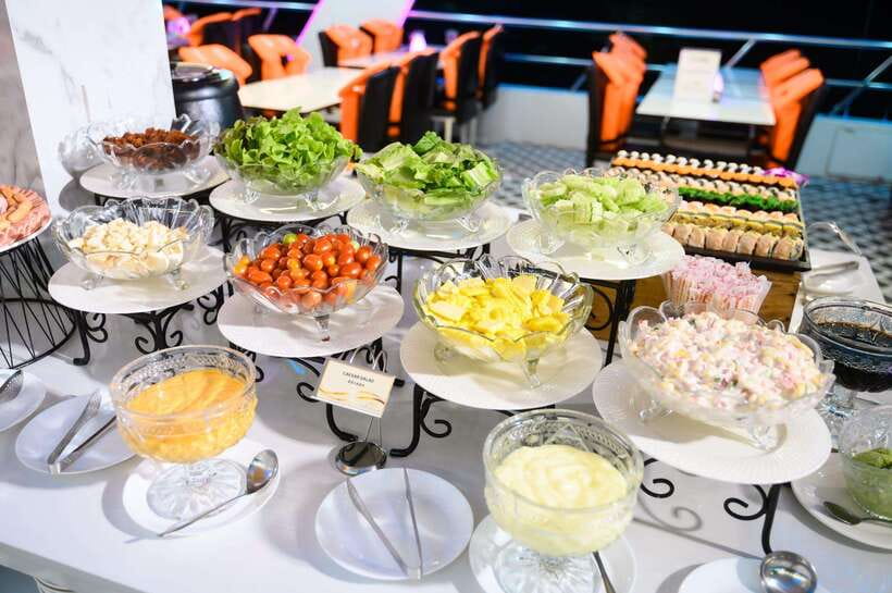 Bangkok: Smile Riverside Dinner Cruise - The food: useful variety, uneven expectations