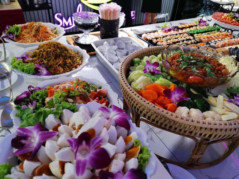 Bangkok: Smile Riverside Dinner Cruise - How this cruise compares with a quiet sightseeing boat