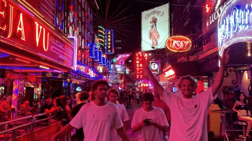 Bangkok: Soi Cowboy, Nana, Soi 11, Rooftops, Clubs & Go Go’s - Sukhumvit 11 and the move into club hours