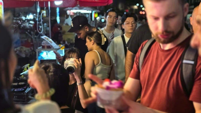 Bangkok: Street Food Tasting Tour at Night - Six stops built around local favorites