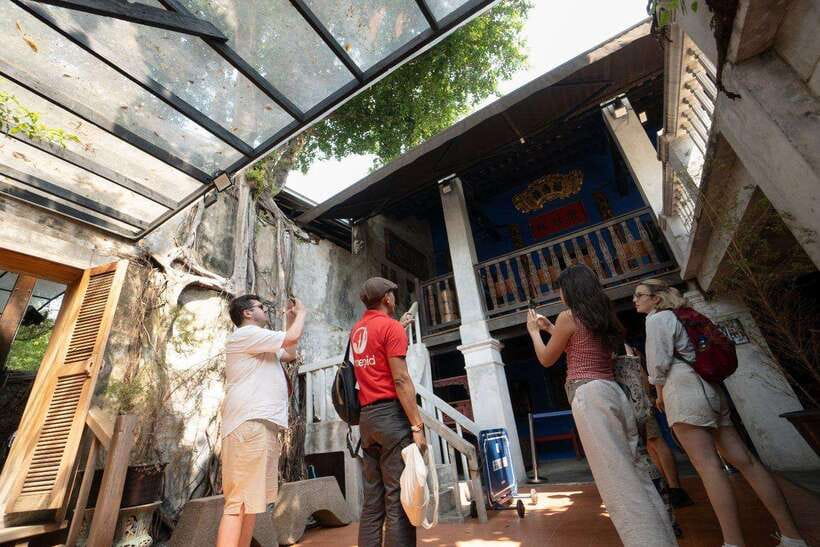 Bangkok: Talad Noi Hidden Gems & Street Food Adventure - Chow Sue Kong Shrine’s detailed architecture