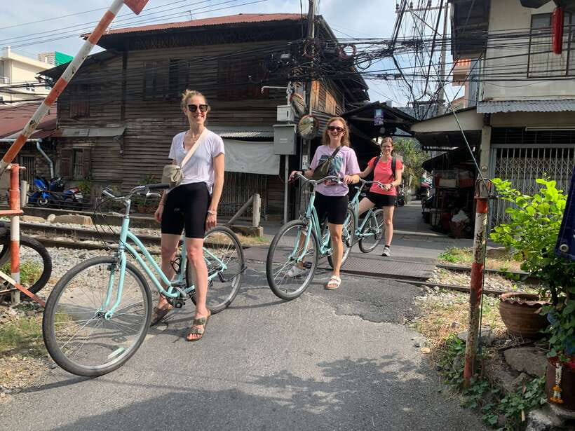 Bangkok: Temples, Canals & Local Life Bike Tour - Canals, wooden homes, and the Wutthakat area