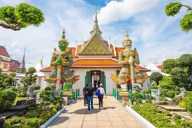 Bangkok Temples Tour at Wat Arun, Wat Phoa and Wat Saket - The guides are a major part of the value