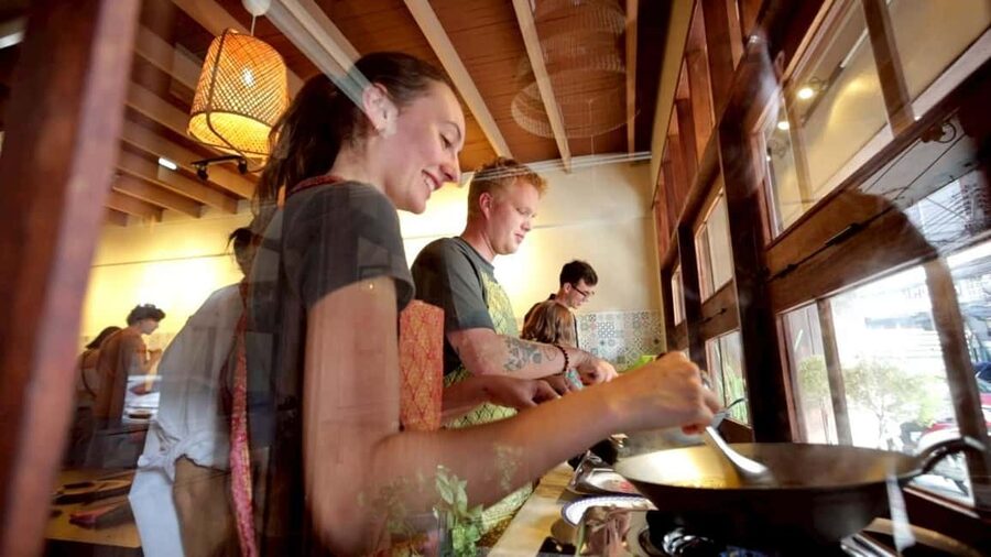 Bangkok: Thai Cooking Class With 4 Dishes & Thai Drink - From Huai Khwang MRT to the Thai market