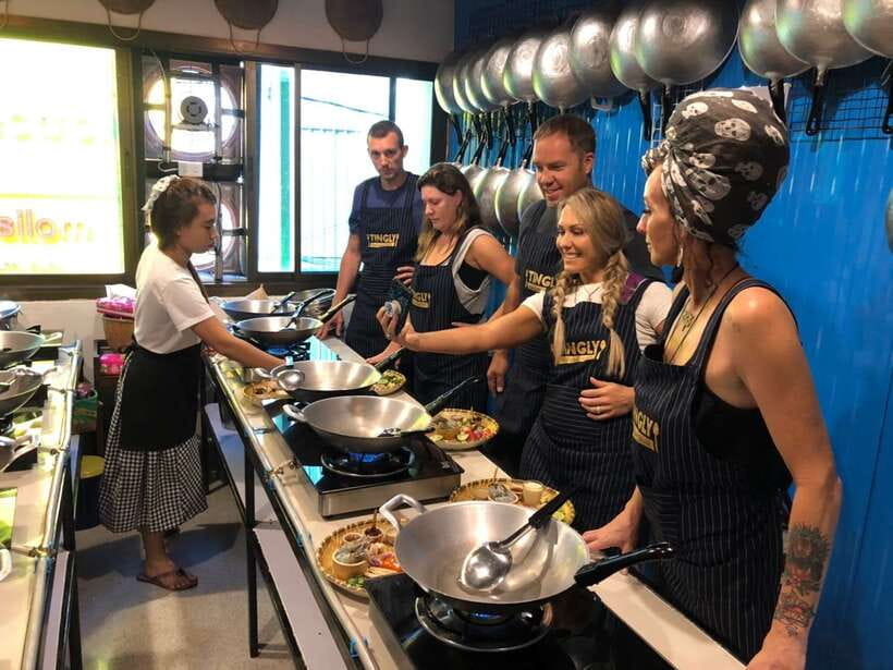Bangkok: Tingly Thai Cooking School Half-Day Cooking Class - Four dishes, with curry paste made by hand