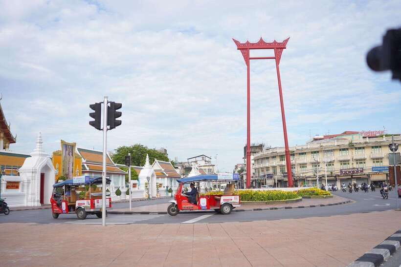 Bangkok: Tuk Tuk Day Pass App & Boat Chao Phraya River - Siam and Silom for a change of pace