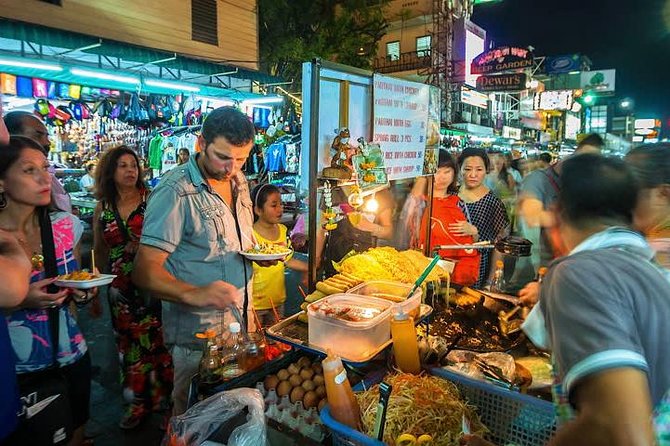 Bangkok Tuk Tuk Tour - Hotel-pickup & Dinner - Illuminated Bangkok between the stops