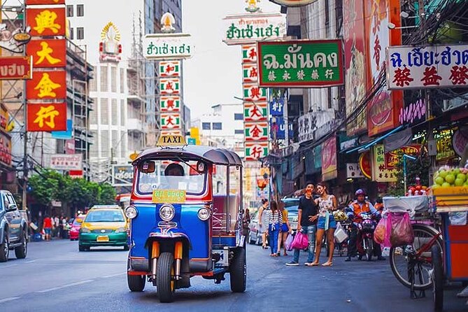 Bangkok Tuk Tuk Tour - Hotel-pickup & Dinner - Wat Saket and the 344-step climb