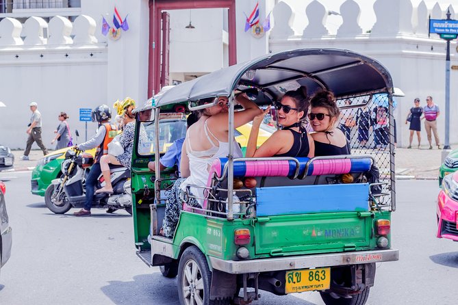 Bangkok Tuk Tuk Walk & Temple Tour With Wat Pho, Arun & Traimit - Tuk tuk travel and Bangkok’s local rhythm