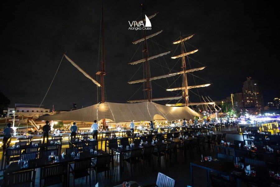 Bangkok: Viva Alangka Chao Phraya Dinner Cruise - Passing the Grand Palace from the river